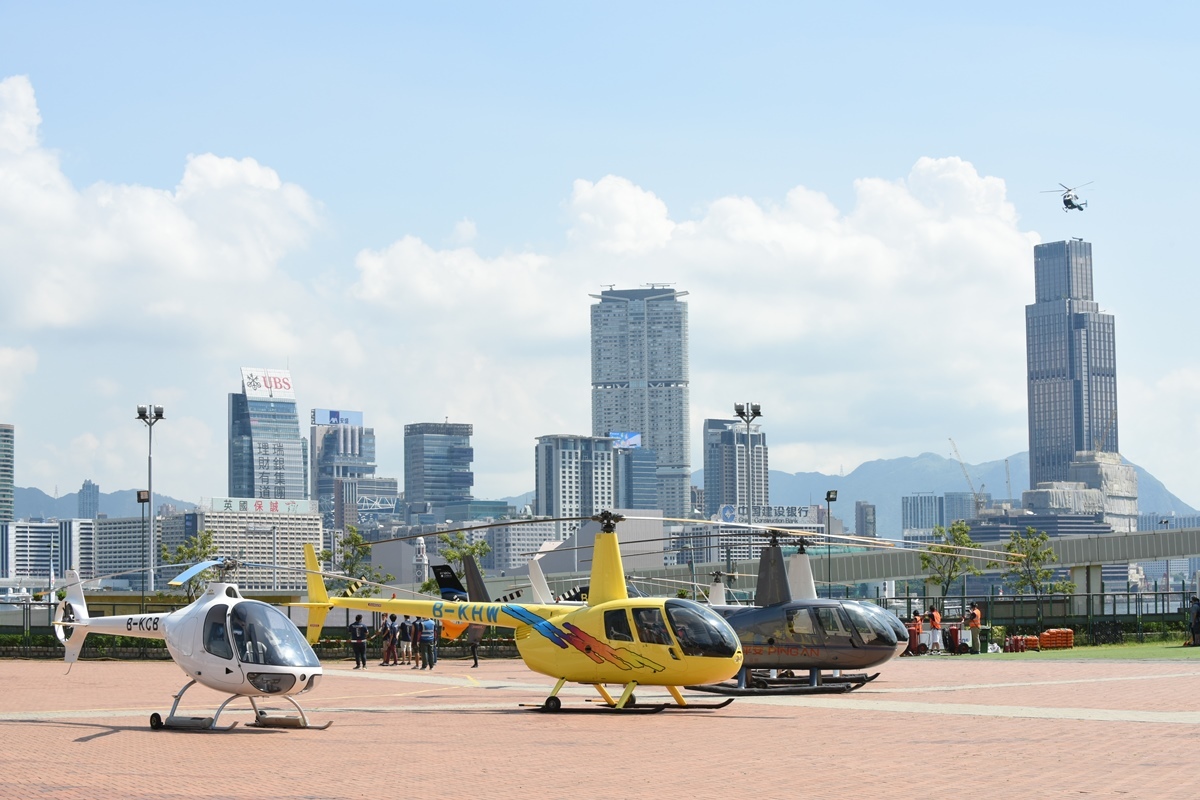 9架直升機飛過維港上空後，降落在中環海濱活動空間。（薈萃傳播提供）