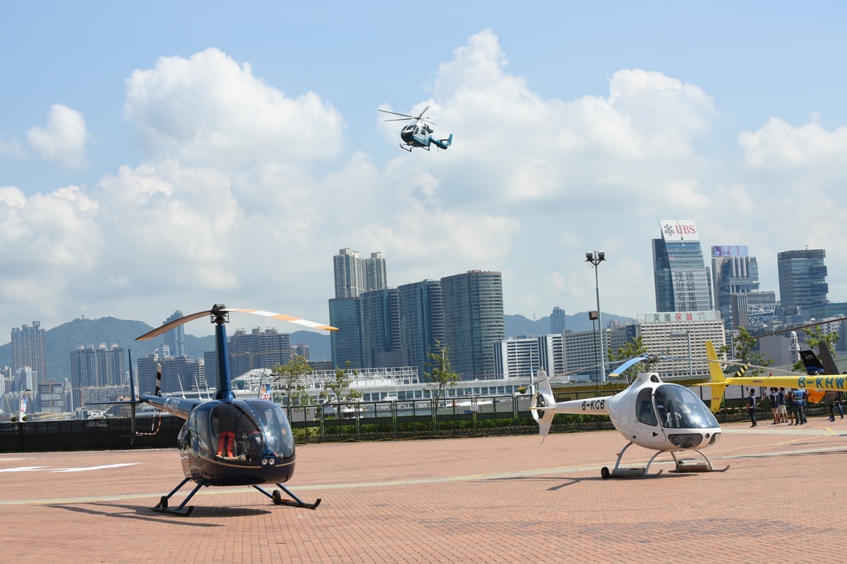 9架直升機飛過維港上空後，降落在中環海濱活動空間。（薈萃傳播提供）