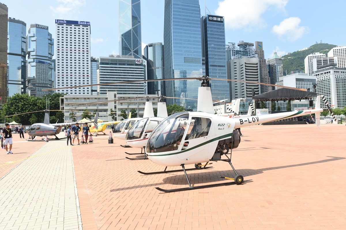 「世界直升機日」期間，9架不同的機種直升機在九部直升機在中環海濱活動空間展出。（薈萃傳播提供）