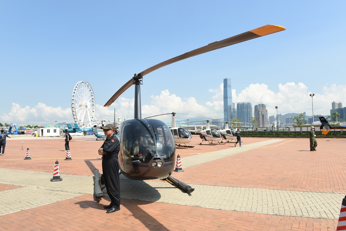 9架不同的機種直升機在九部直升機在中環海濱活動空間展出。（薈萃傳播提供）