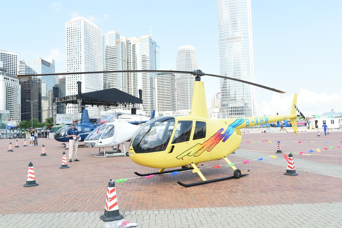 9架不同的機種直升機在九部直升機在中環海濱活動空間展出。（薈萃傳播提供）