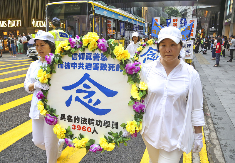 大批法輪功學員被中共迫害致死,而多年來,法輪功學員一直堅持以和平方式講清真相。(余鋼/大紀元)