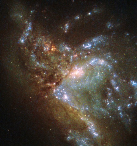 2.3億光年遠的合併星系NGC 6052。（ESA/Hubble & NASA）