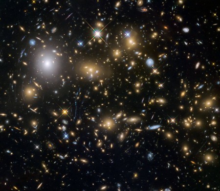 哈勃望遠鏡捕捉到迄今為止已知宇宙最早的、最暗淡星系群，距離我們120億光年。（ESA/NASA）