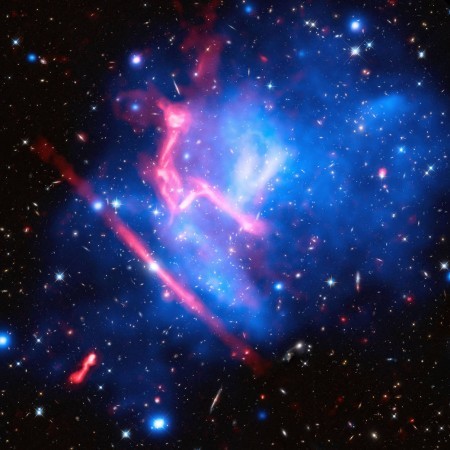 MACS J0717，已知的最複雜的星系團之一，四個星系團碰撞的結果。(NASA)