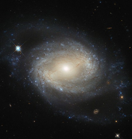 NGC4639有橫跨數百光年距離的星系及神祕黑洞。(NASA)