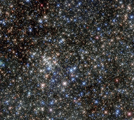 雖然因有著五顆閃亮星系而被命名為「五合星團」（Quintuplet Cluster），但其實際上擁有龐大的星系。(NASA/ESA)