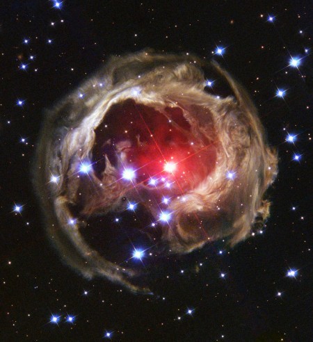 2002年不知原因膨脹的麒麟座V838（V838 Mon），後又迅速消失。(NASA)