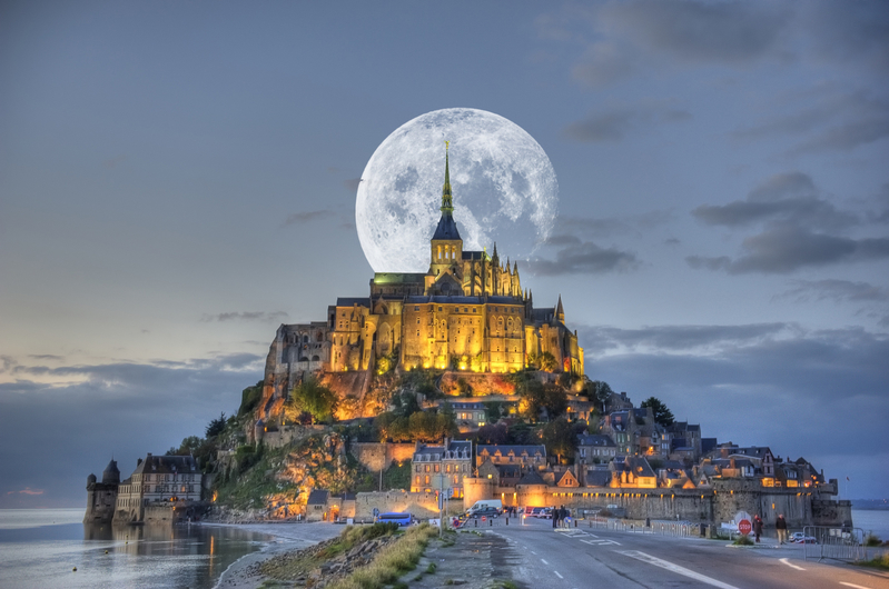 聖米歇爾山夜色。（Fotolia）