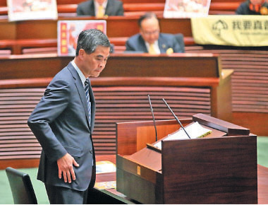 特首梁振英深陷「行李門」醜聞,如今面臨建制陣營的倒梁呼聲。(大紀元資料圖片)