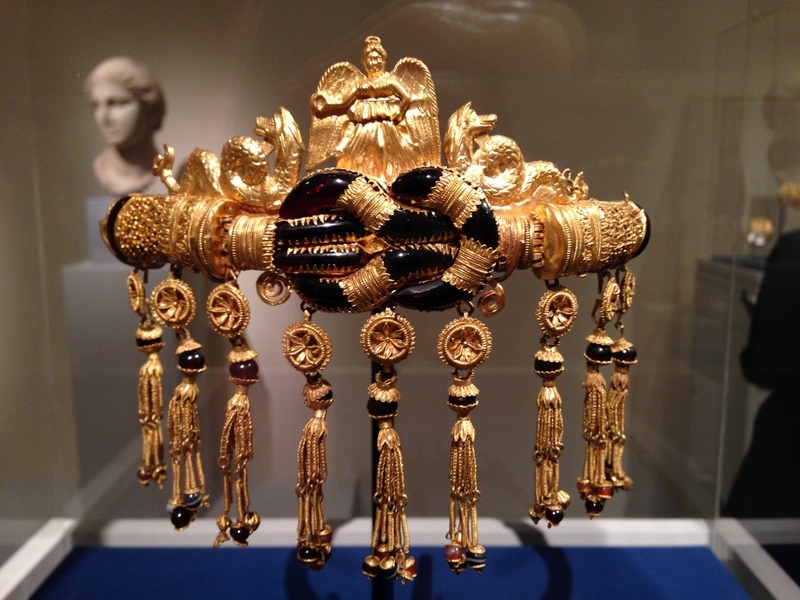 Gold diadem 製於前200—前150年的希臘化時期，以黃金、石榴子石、瑪瑙和纏絲瑪瑙為材質。慕尼黑州立文物博物館收藏。(Kati Vereshaka/Epoch Times)