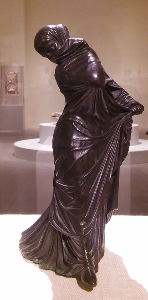 蒙面舞者青銅雕像（Bronze statuette of a veiled and masked dancer），公元前3—前2世紀作品，紐約大都會藝術博物館藏。（Kati Vereshaka/Epoch Times）