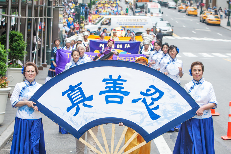 寫有「真善忍」的扇子模型。（馬有志／大紀元）