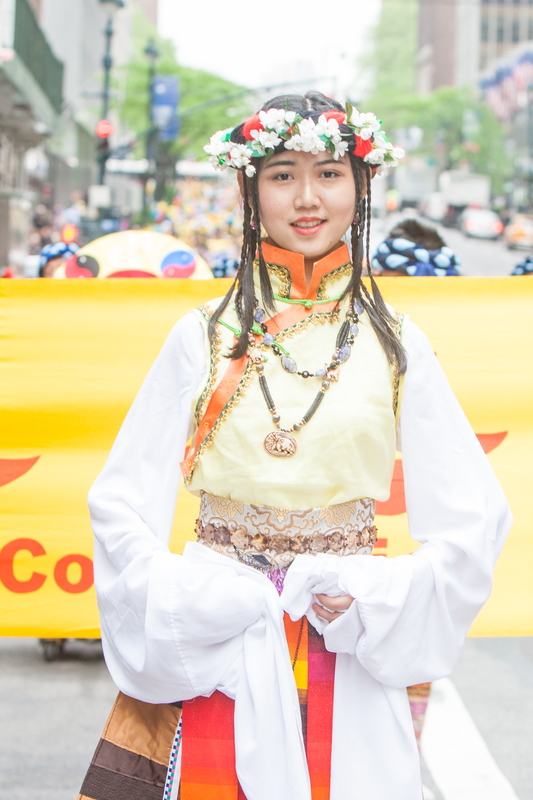 穿著中國少數民族服裝的法輪功學員。（馬有志／大紀元）
