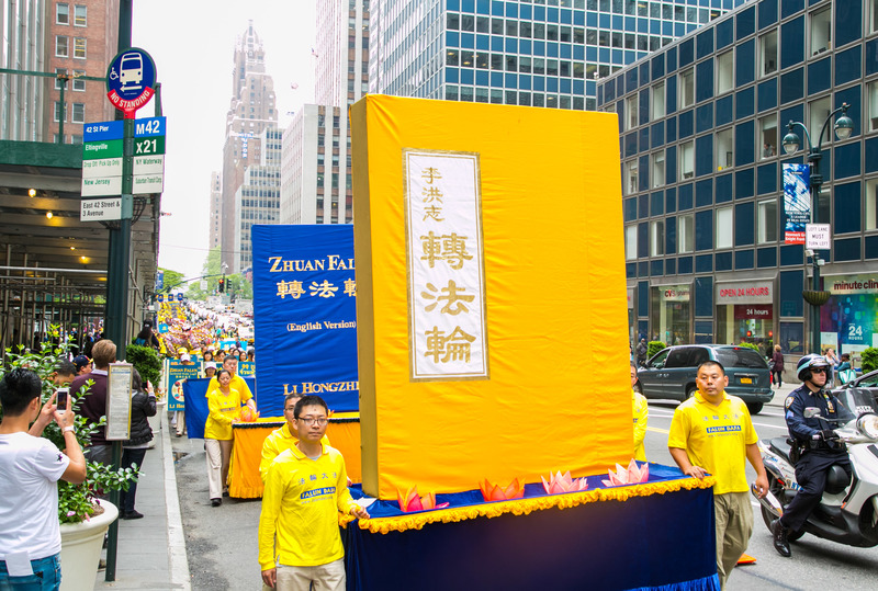巨型中文《轉法輪》書模。。（馬有志／大紀元）