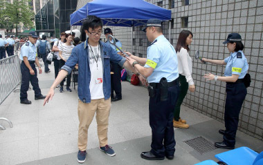 張訪港期間保安措施前所未有的嚴,警方的行為被批評為擾民。(潘在殊/大紀元)