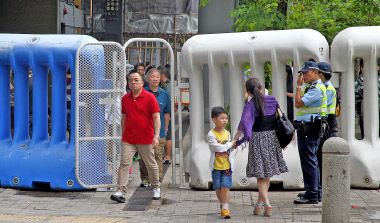 張訪港的期間,警方出動重型水馬隔絕道路,造成許多民眾不便。(潘在殊/大紀元)