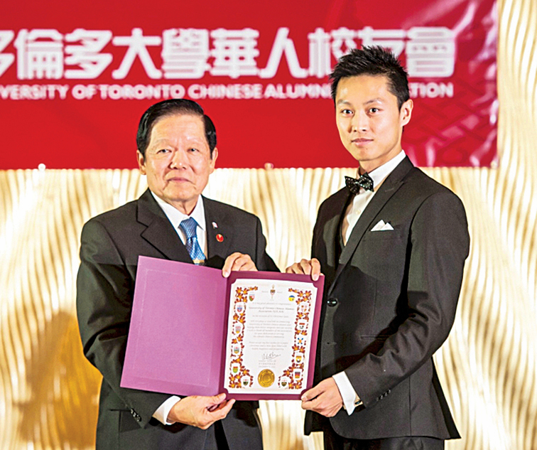 多倫多大學華人校友會主席肖馳(右)畢業後開了兩家公司,現已成為加拿大公民。他說,他喜歡他的工作。(多倫多大學華人校友會提供)