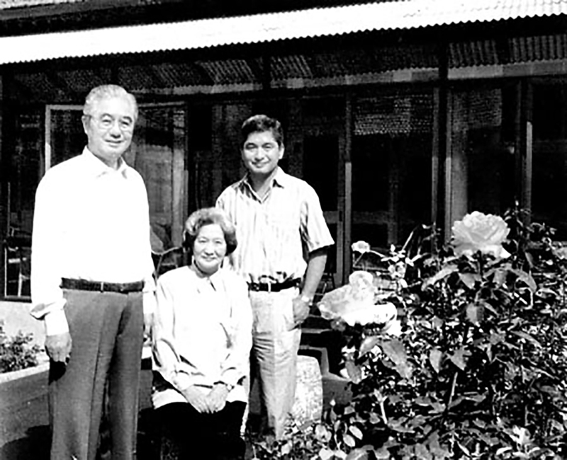 榮毅仁與夫人楊鑑清、子榮智健在寓所庭院裏。(大紀元資料庫)