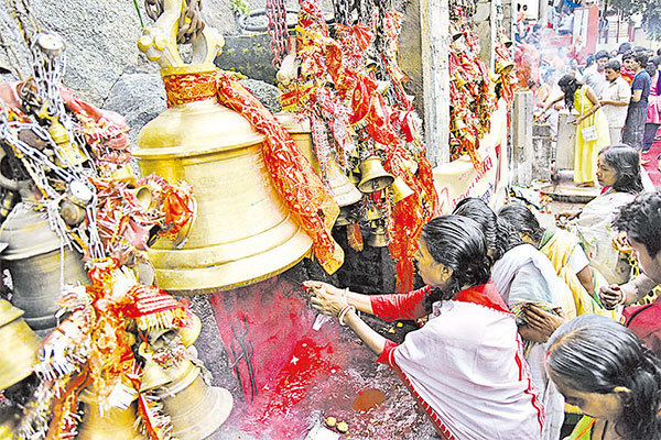 迦梨女神節上來迦摩其耶寺朝聖的人們。(AFP/Getty Images)
