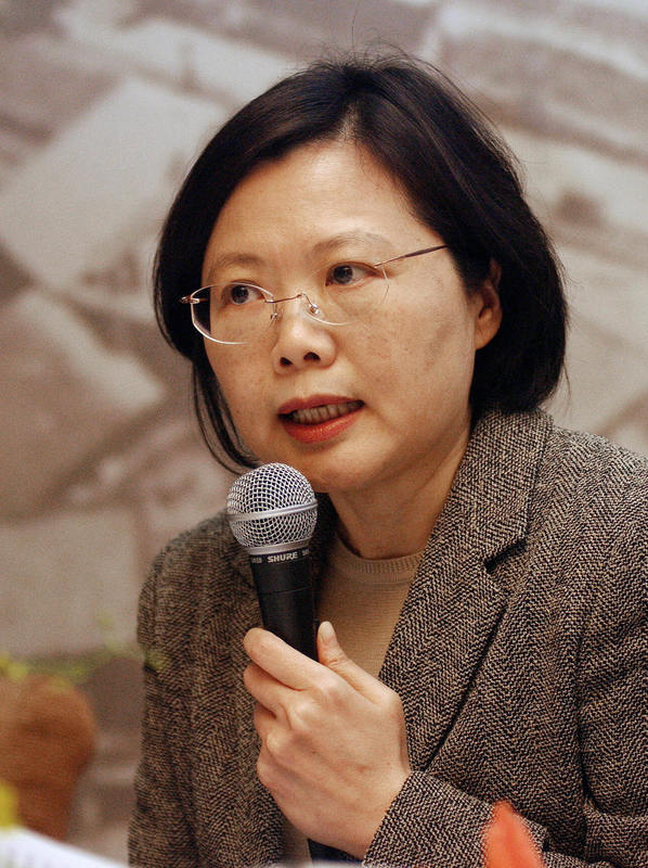 2001年11月07日，當時蔡英文擔任陸委會主委。(JAMES HUANG/AFP)