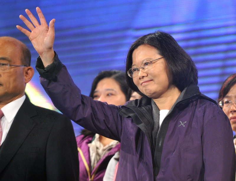 2012年1月14日，蔡英文參選總統失利，在發表敗選感言後向民眾揮手致意。(PATRICK LIN/AFP/Getty Images)