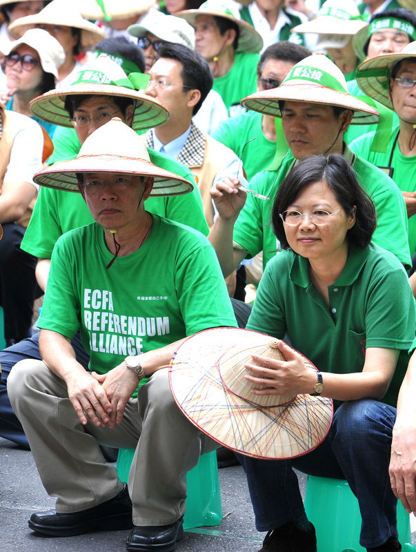 2010年5月20日，台北，蔡英文參加反服貿抗議活動。(PATRICK LIN/AFP/Getty Images)