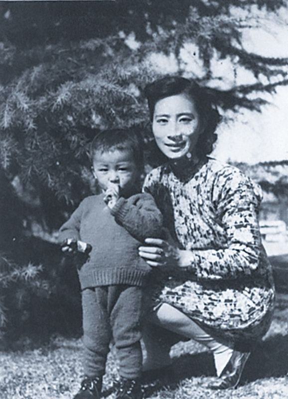 1947年在青島,作者未滿三歲時與母親合影。
