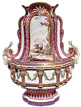 有「英雄的勝戰 」畫面的花瓶,由法國皇家瑟福(Sèvres)瓷器廠1762年出品。上有彩瓷裝飾,浮雕金箔,琺瑯彩「寶石」裝飾和精緻鍍金。(圖片翻攝:Juliet Zhu/大紀元)
